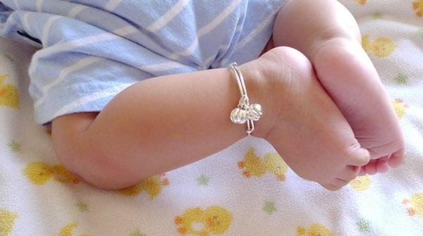 Quà tặng là trang sức từ bạc chúc bé nhiều sức khỏe, mau ăn chóng lớn
