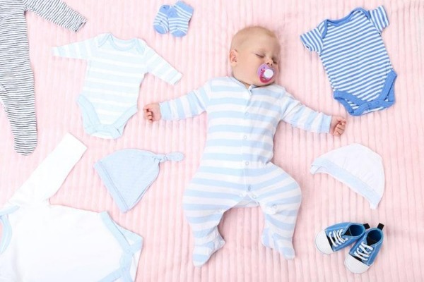 Khi tặng quần áo và giày dép cho bé, bạn nên chú ý về kích cỡ và chất liệu vải