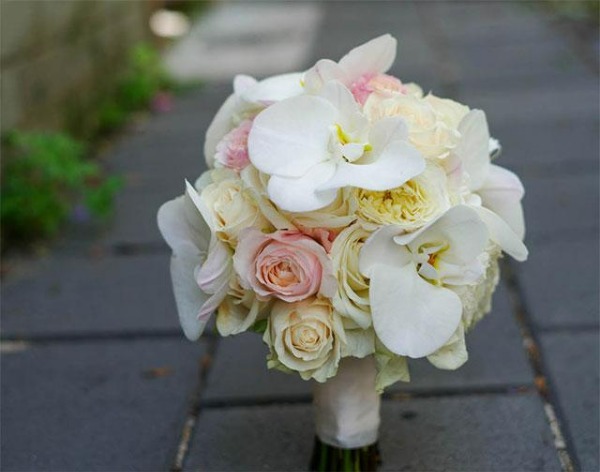Bó hoa cưới kết hợp giữa hoa hồng và hoa lan trắng thanh lịch