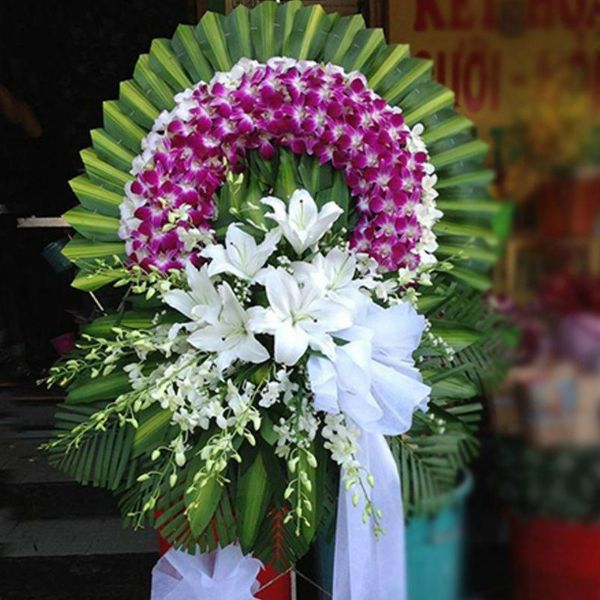 Vòng viếng tang kết hợp từ hoa lan tím, hoa lan trắng cùng ly trắng, bày tỏ tiếc thương