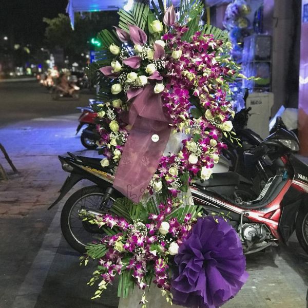 Lẵng hoa lan tím và hồng trắng, một lời an ủi không khỏi thổn thức