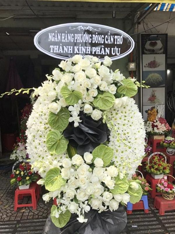 Lẵng hoa hồng trắng cùng cúc bạch tăng vẻ trang trọng, giảm bớt đau thương