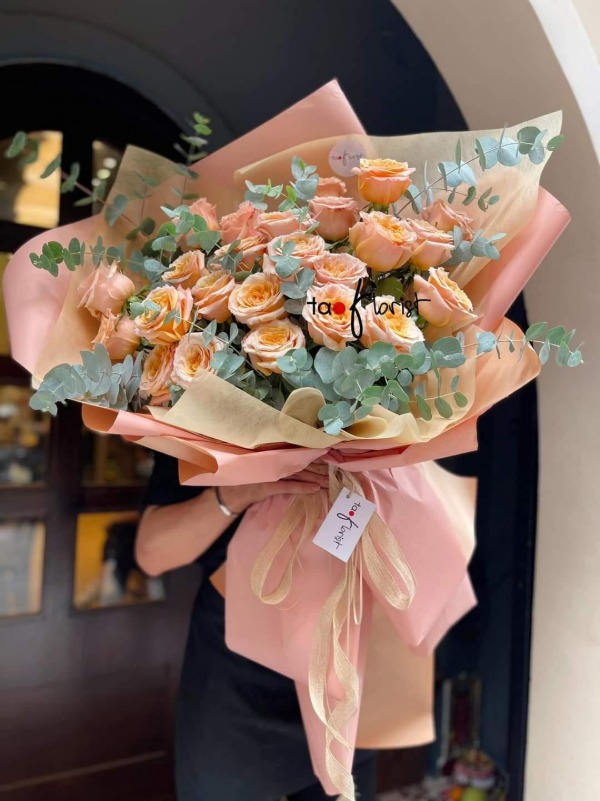Đóa hồng cam là minh chứng cho tình yêu của anh