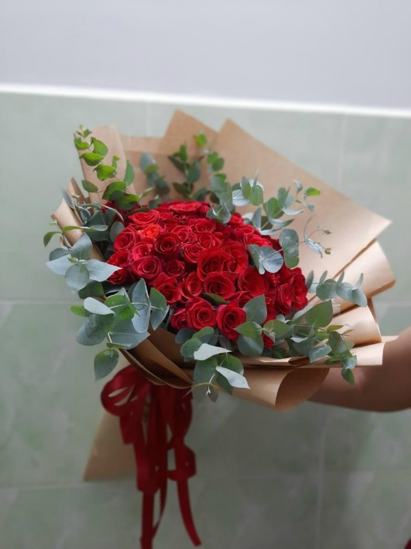 Một món quà yêu thương với bó hồng 50 bông