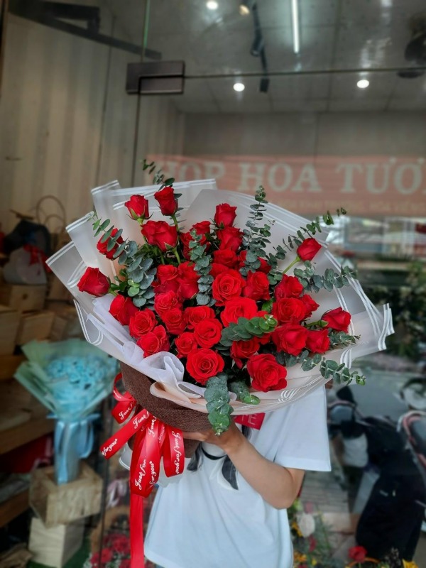 Bó hoa hồng đỏ mix lá dollar cực đẹp và sang trọng