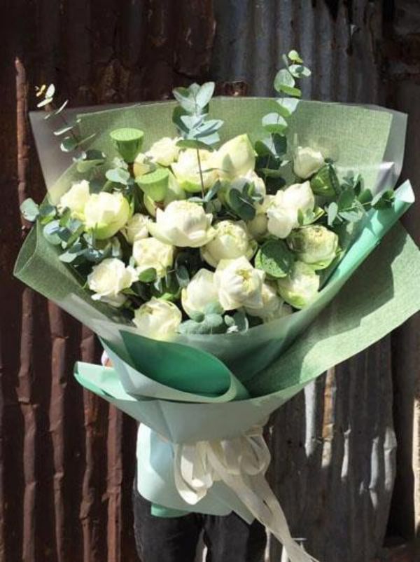 Bó hoa sen white phân chia buồn thể hiện tại sự kính trọng 