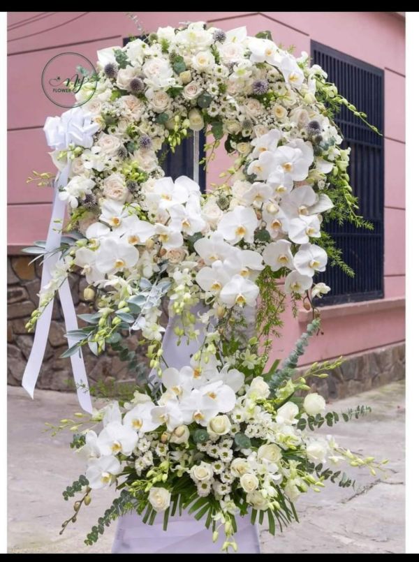 Vòng hoa tang white đơn giản và giản dị và lênh láng tôn kính