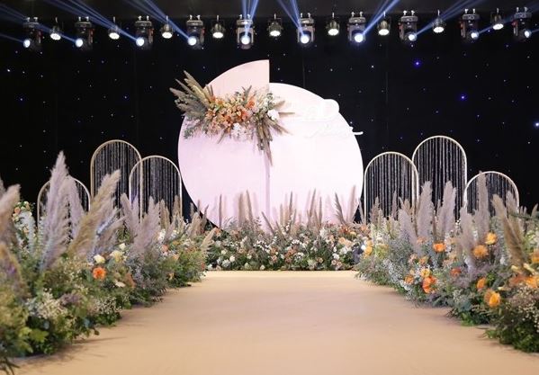 Rực rỡ hoa trang trí tiệc cưới nhập từ Trung Việt