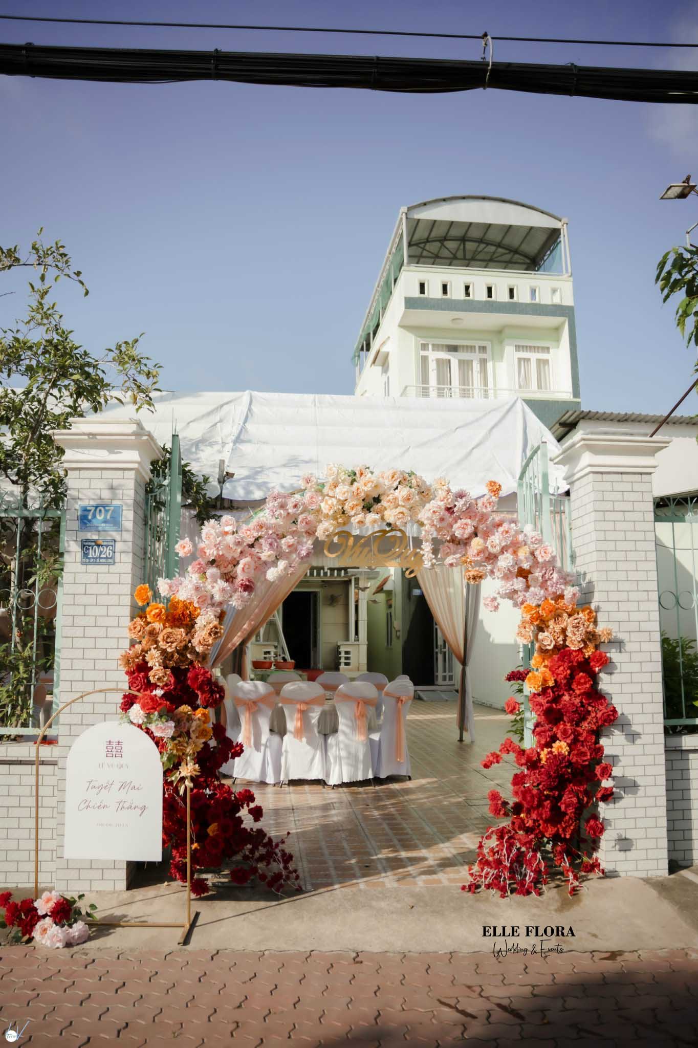 Cổng hoa trang trí gia tiên cơ bản - September đỏ nhẹ