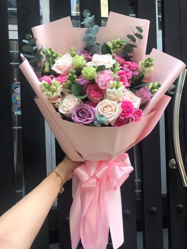 Bó hoa hồng đan xen của màu trắng và màu hồng nhẹ nhàng đắm say lòng người, thể hiện lời cảm ơn dịu dàng nhưng khắc sâu tâm trí