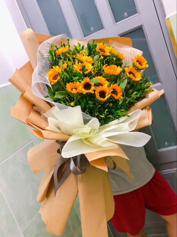 Bó hoa hướng dương tinh giản, chứa đầy sự mạnh mẽ, tôn vinh công lao soi sáng con đường học vấn của những người làm nghề nhà giáo