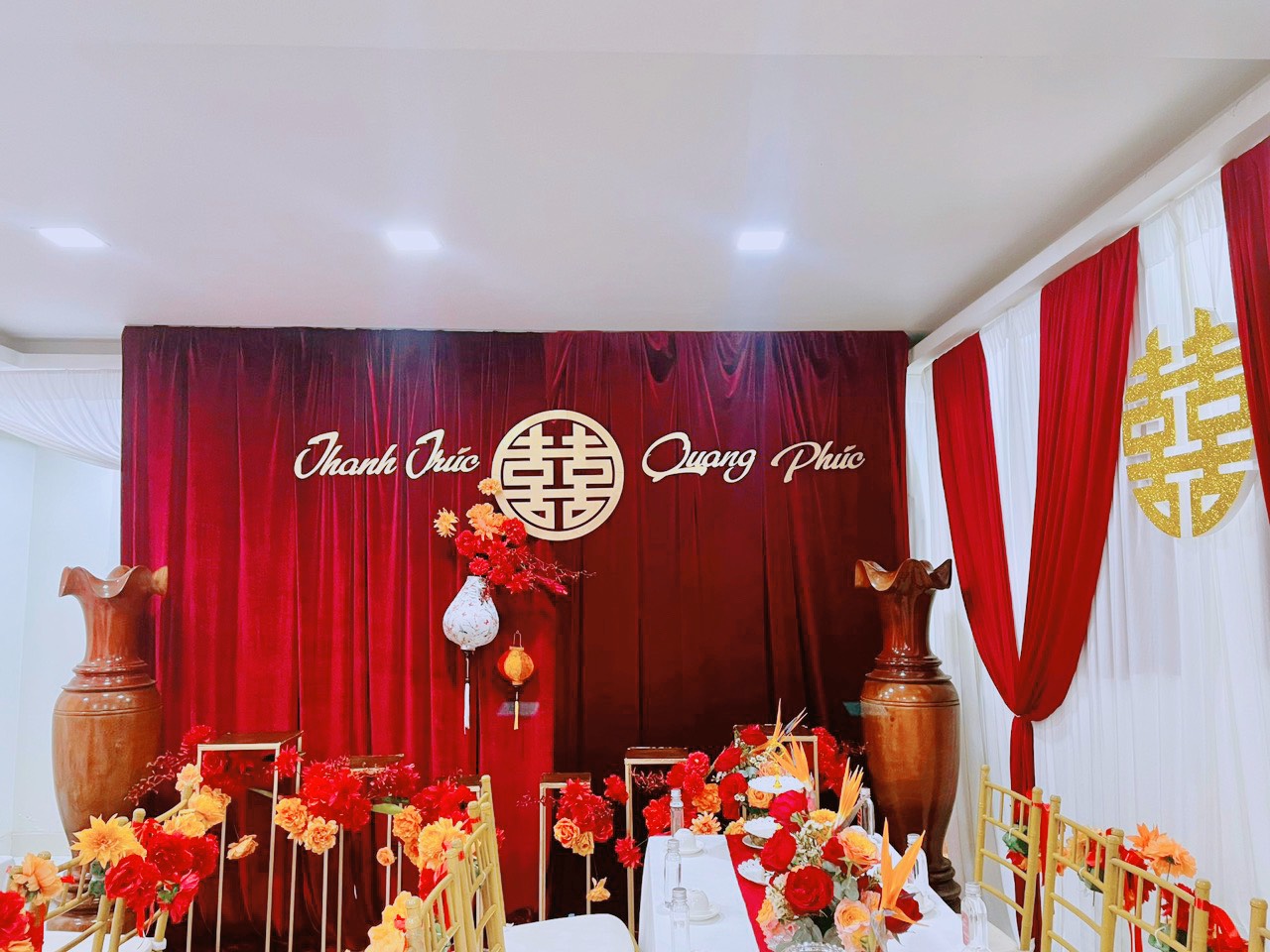 Trang trí gia tiên tone đỏ 