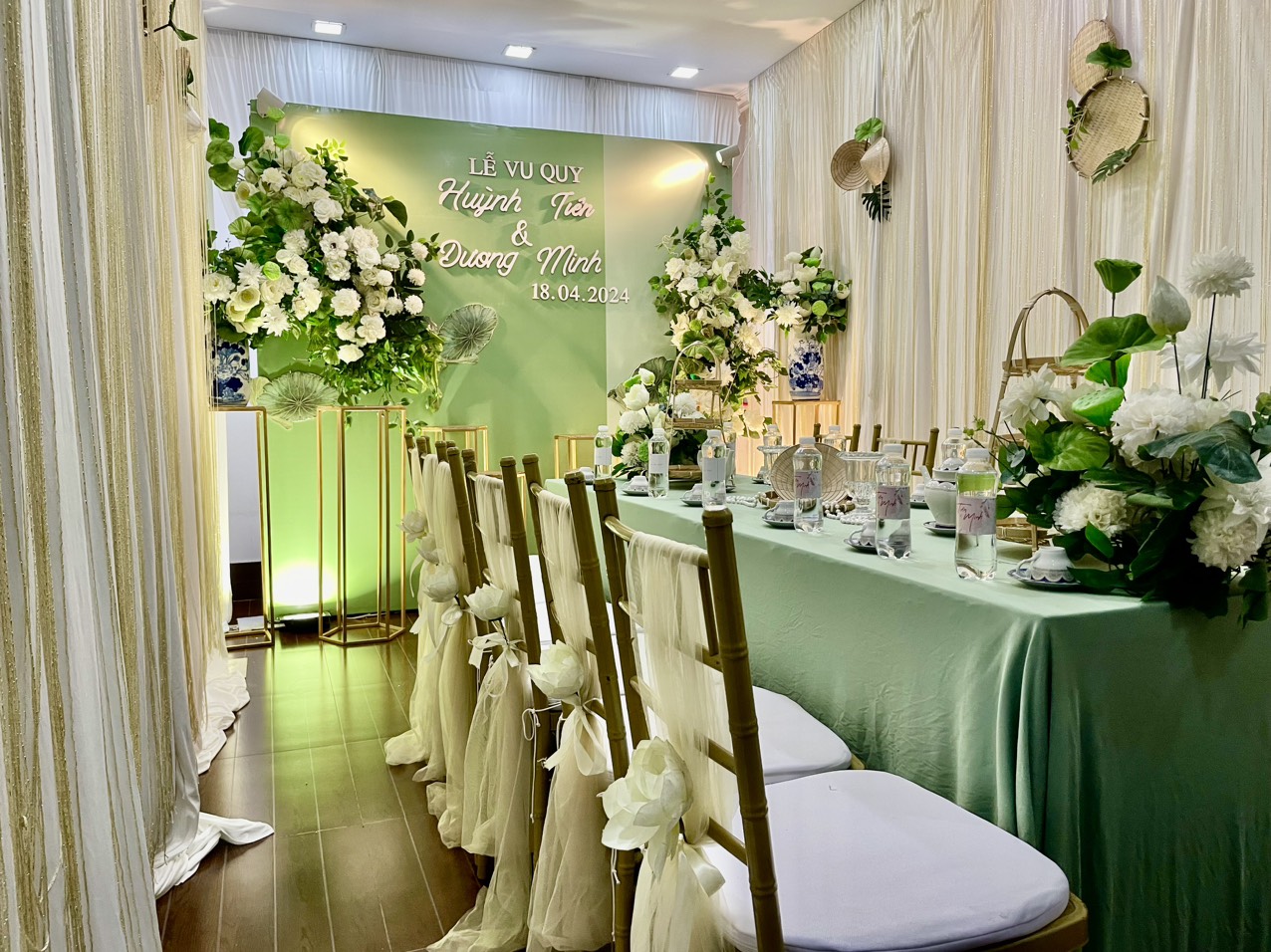 trang trí gia tien tone trắng xanh lá
