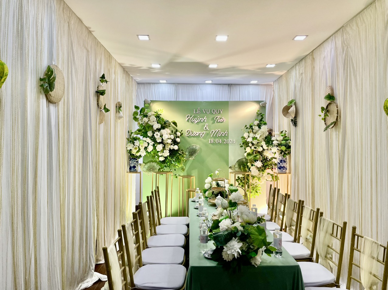 trang trí gia tien tone trắng xanh lá