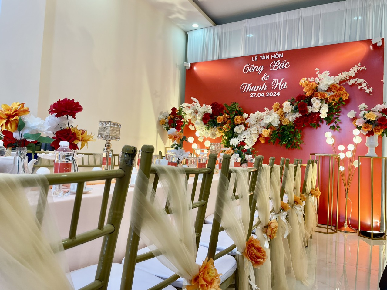 Trang trí gia tiên tone đỏ cam