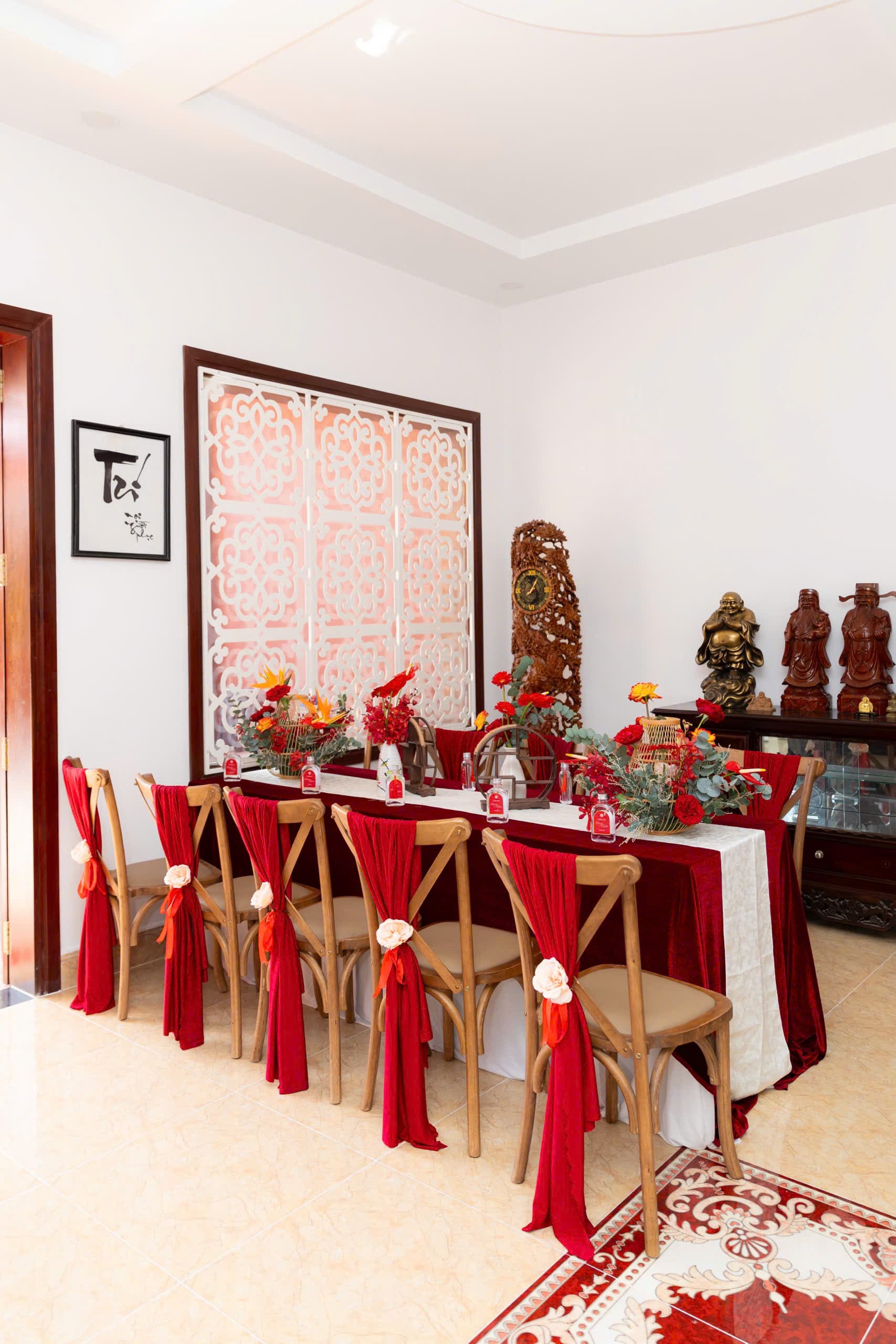 Trang trí gia tiên tone đỏ 