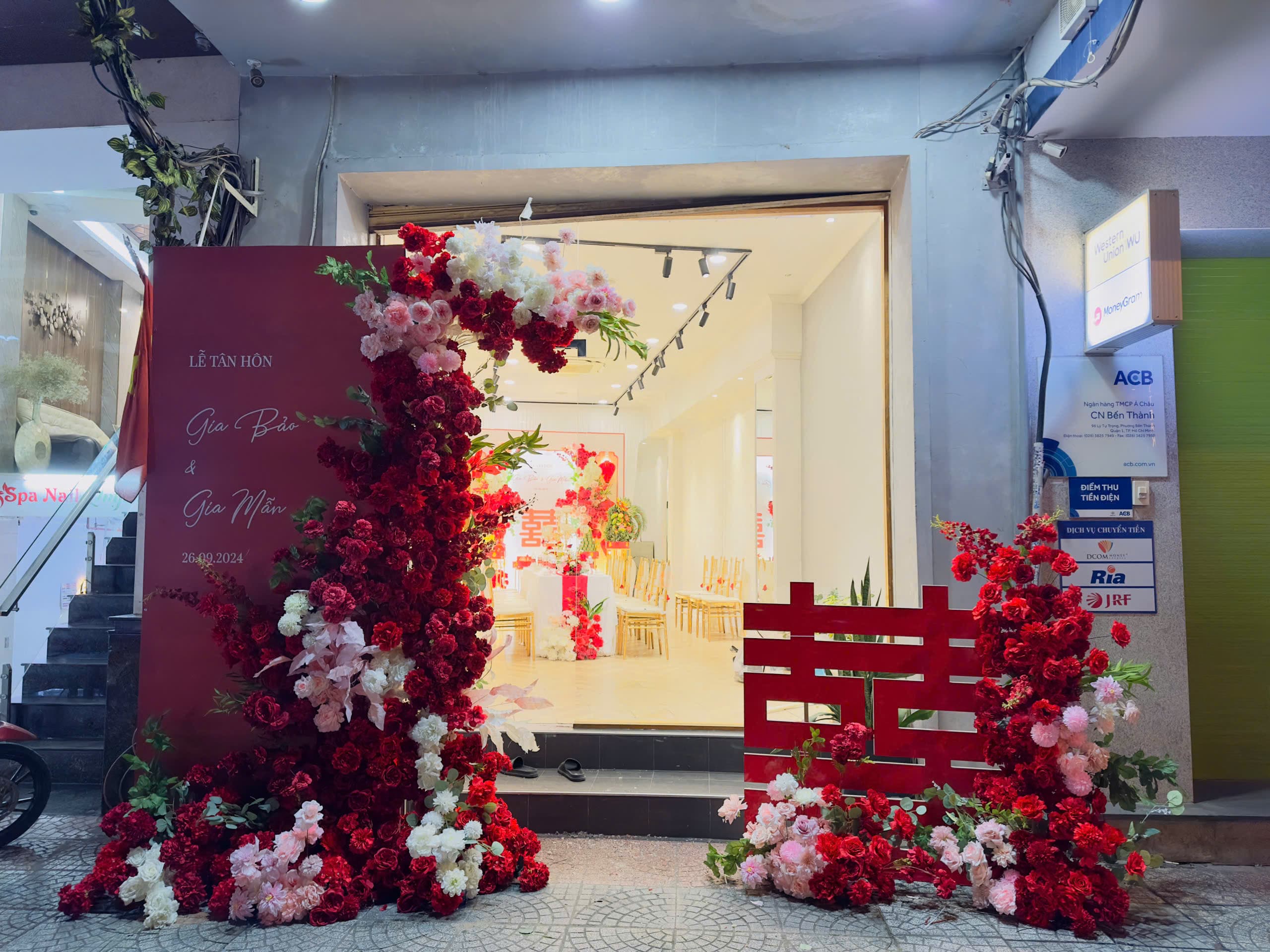 Trang trí gia tiên tone đỏ 