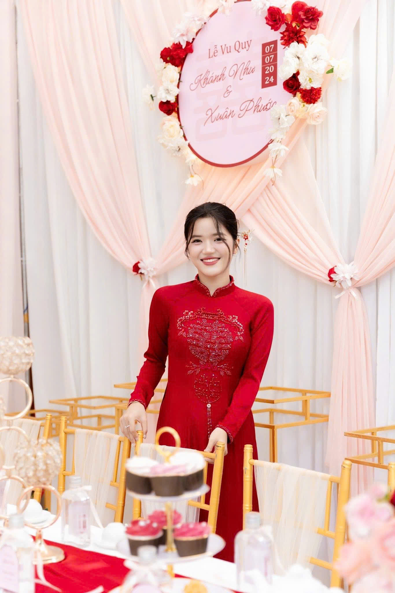 Trang trí gia tiên tông màu đỏ – hồng – trắng