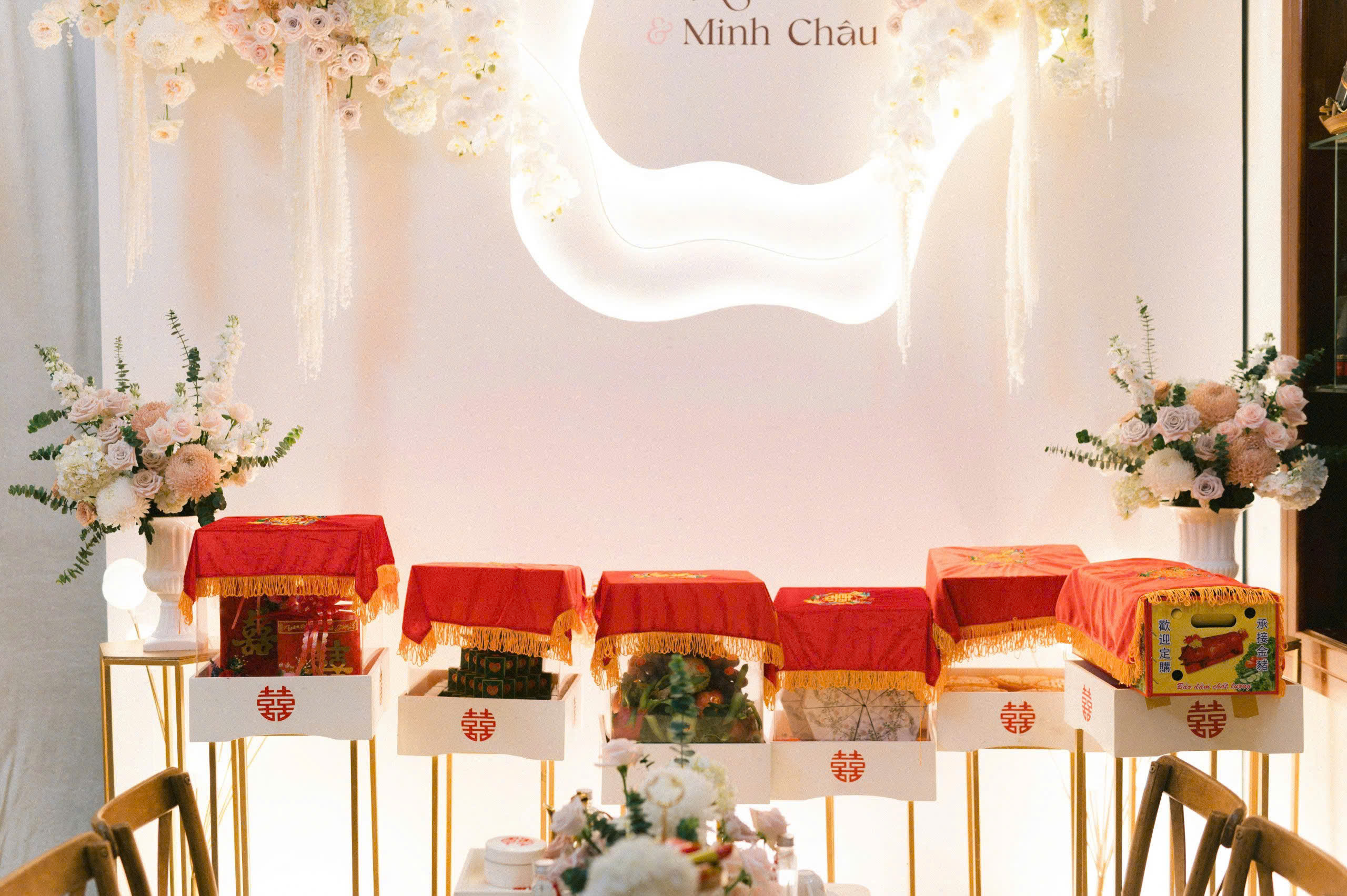 Trang trí gia tiên tone trắng 
