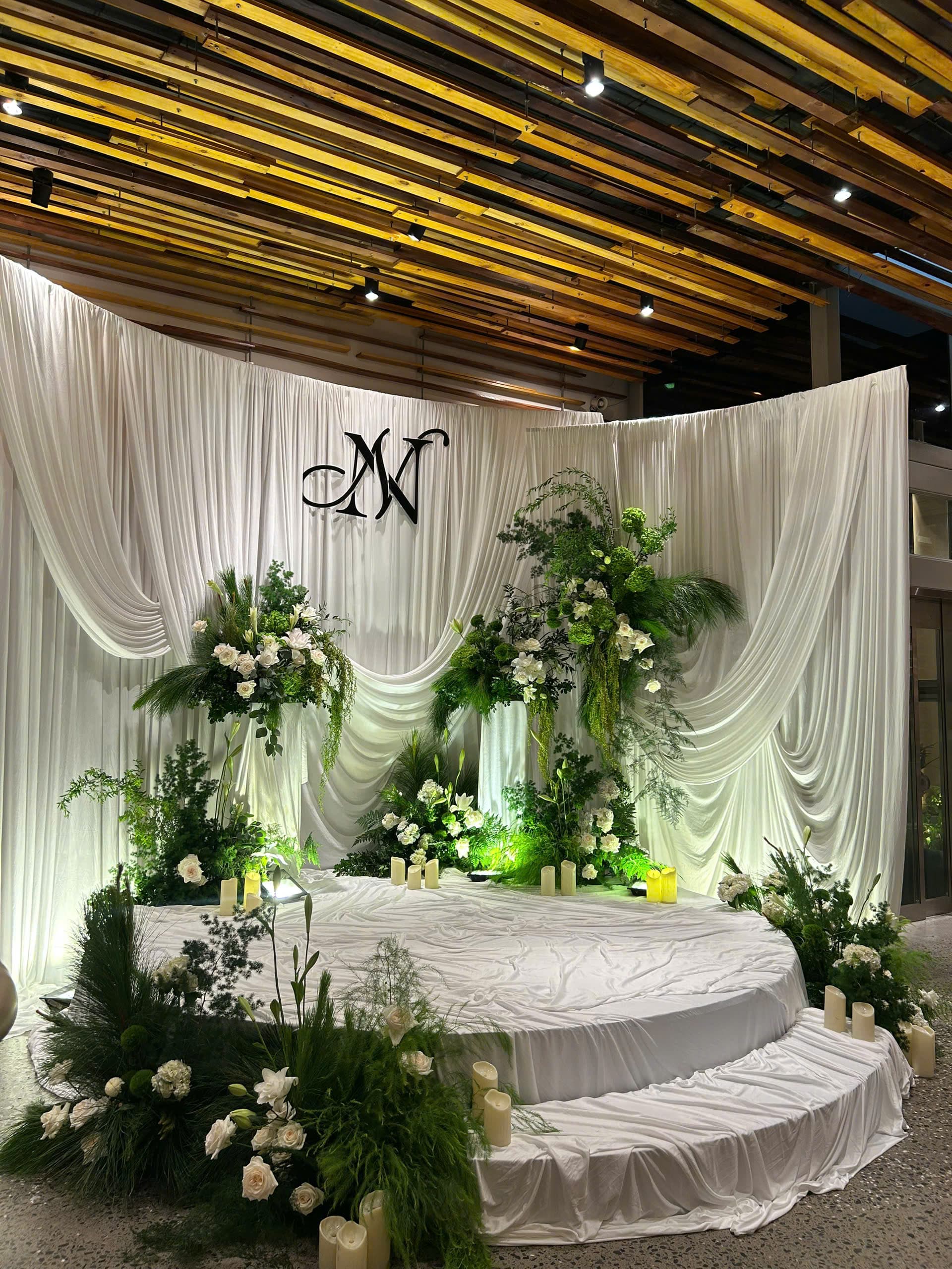 Backdrop cưới xanh lá – điểm nhấn ấn tượng