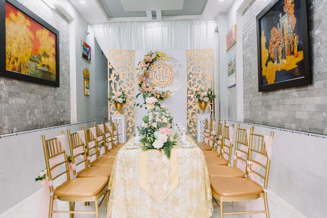 trang trí gia tiên tone vàng trắng hồng pastel