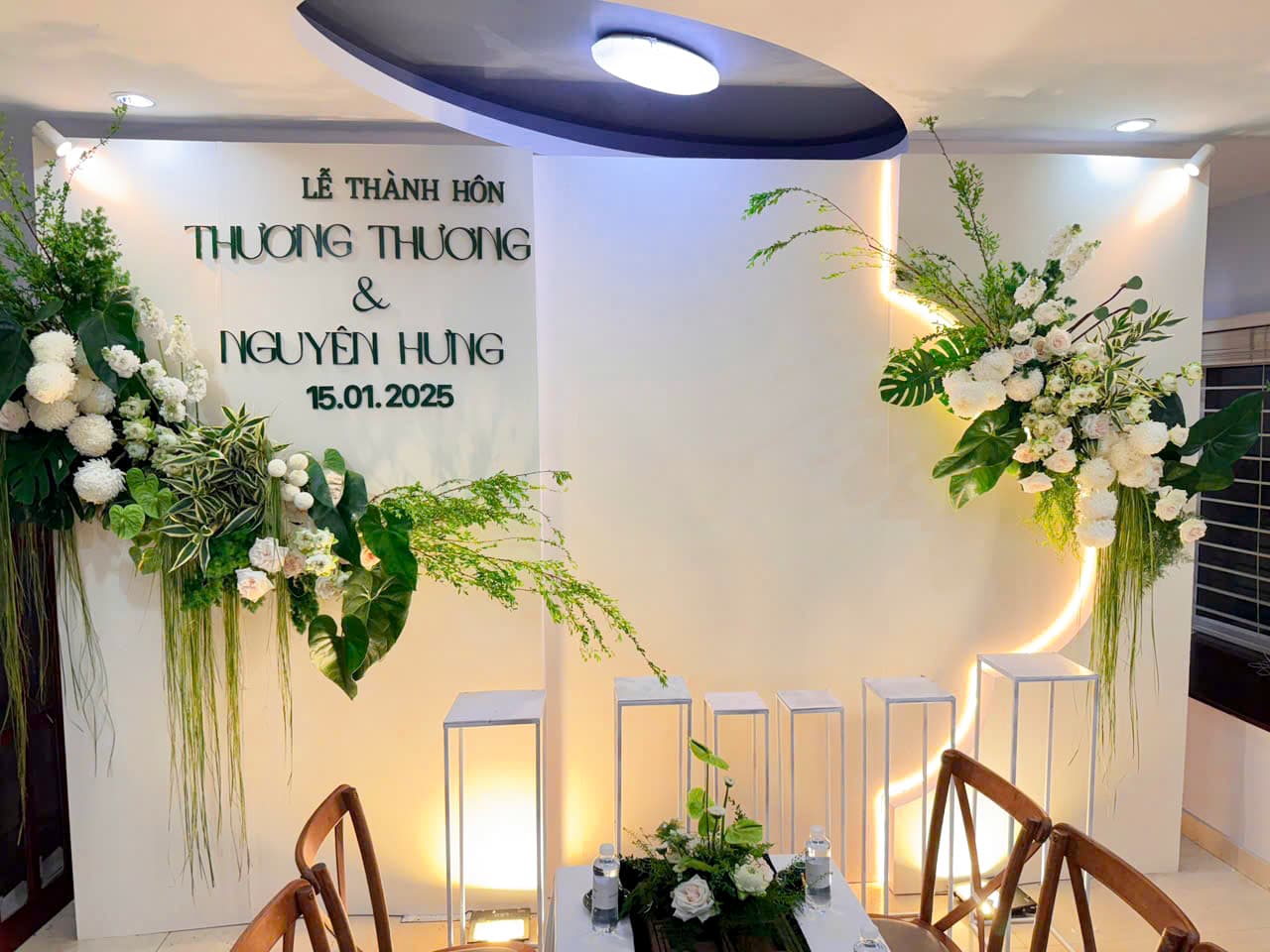 Trang trí gia tiên tone trắng xanh