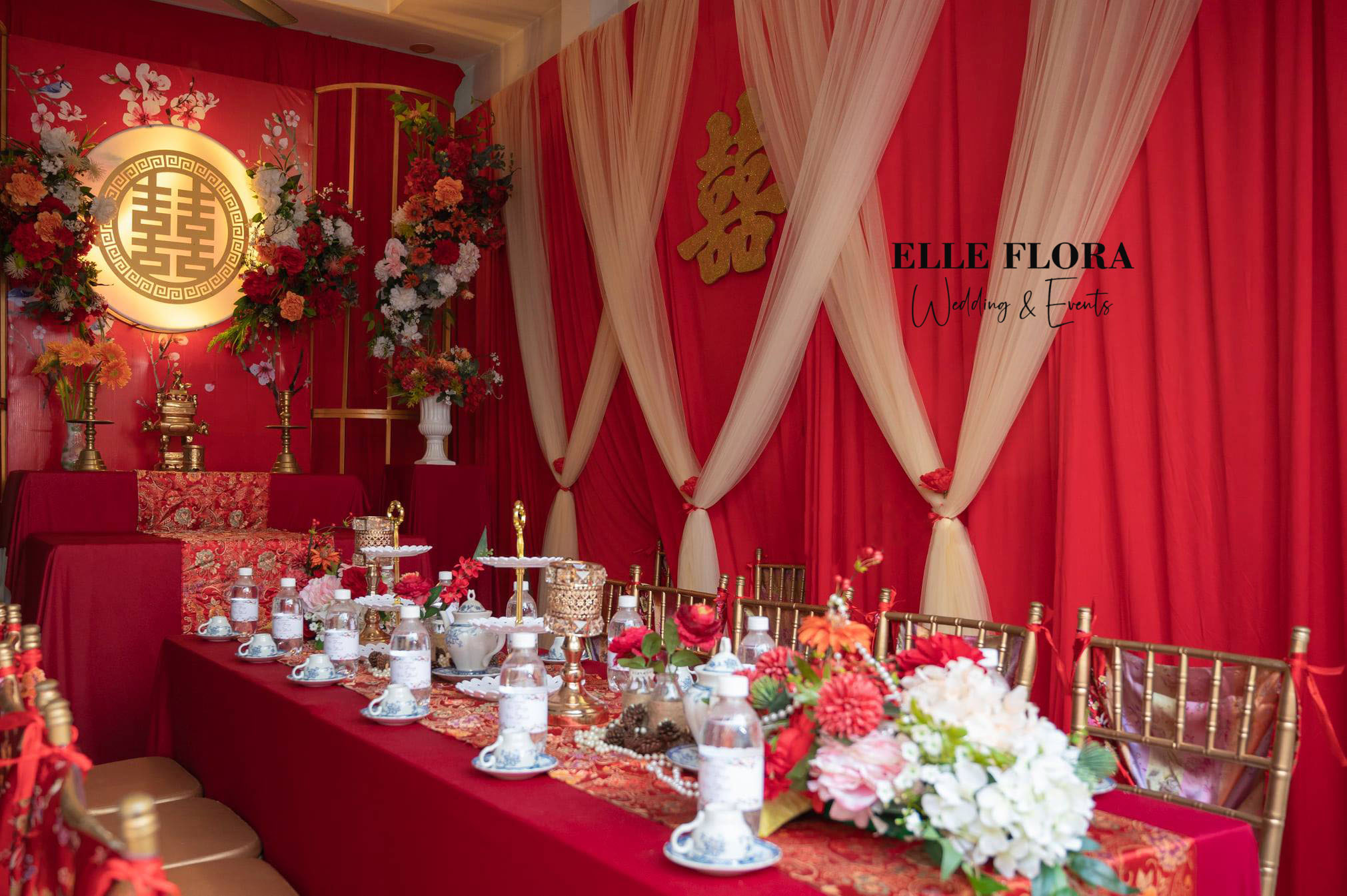 Backdrop trang trí gia tiên cơ bản hoa lụa tone đỏ