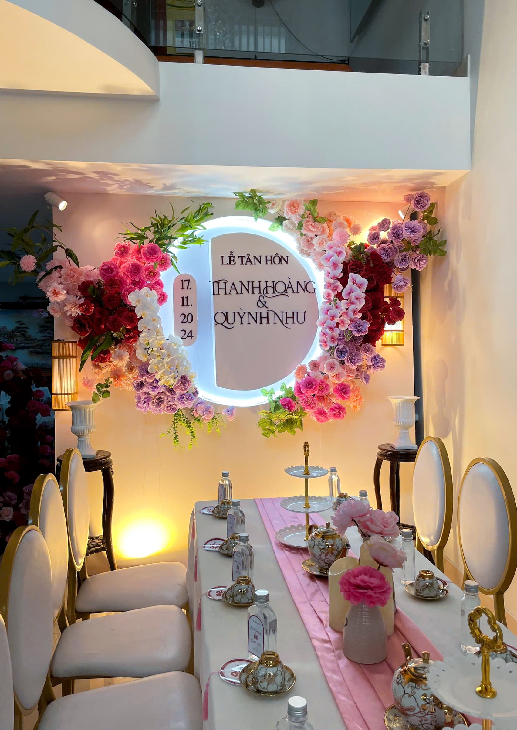 Trang trí gia tiên tone hồng đỏ