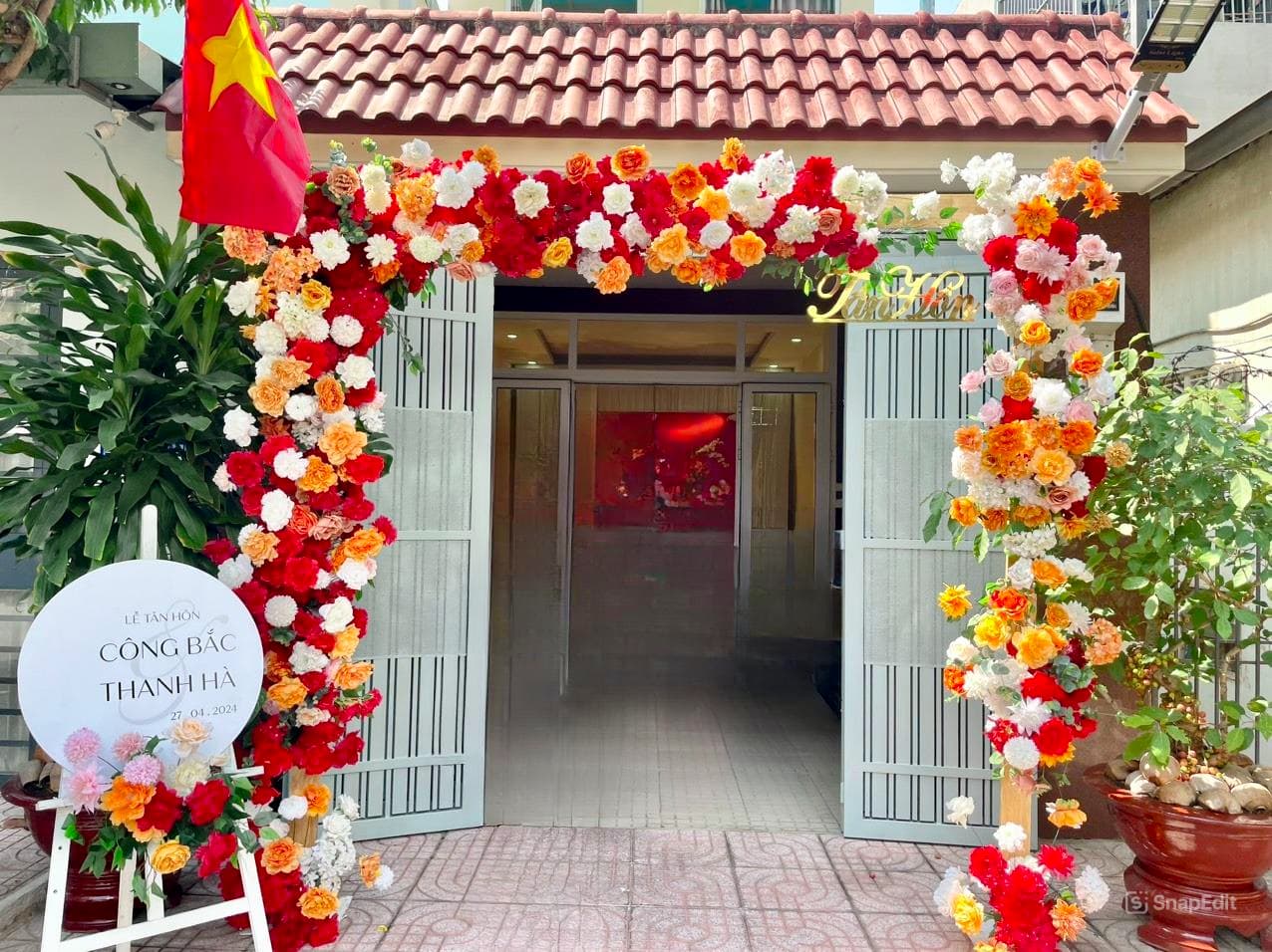 Trang trí gia tiên tone đỏ cam