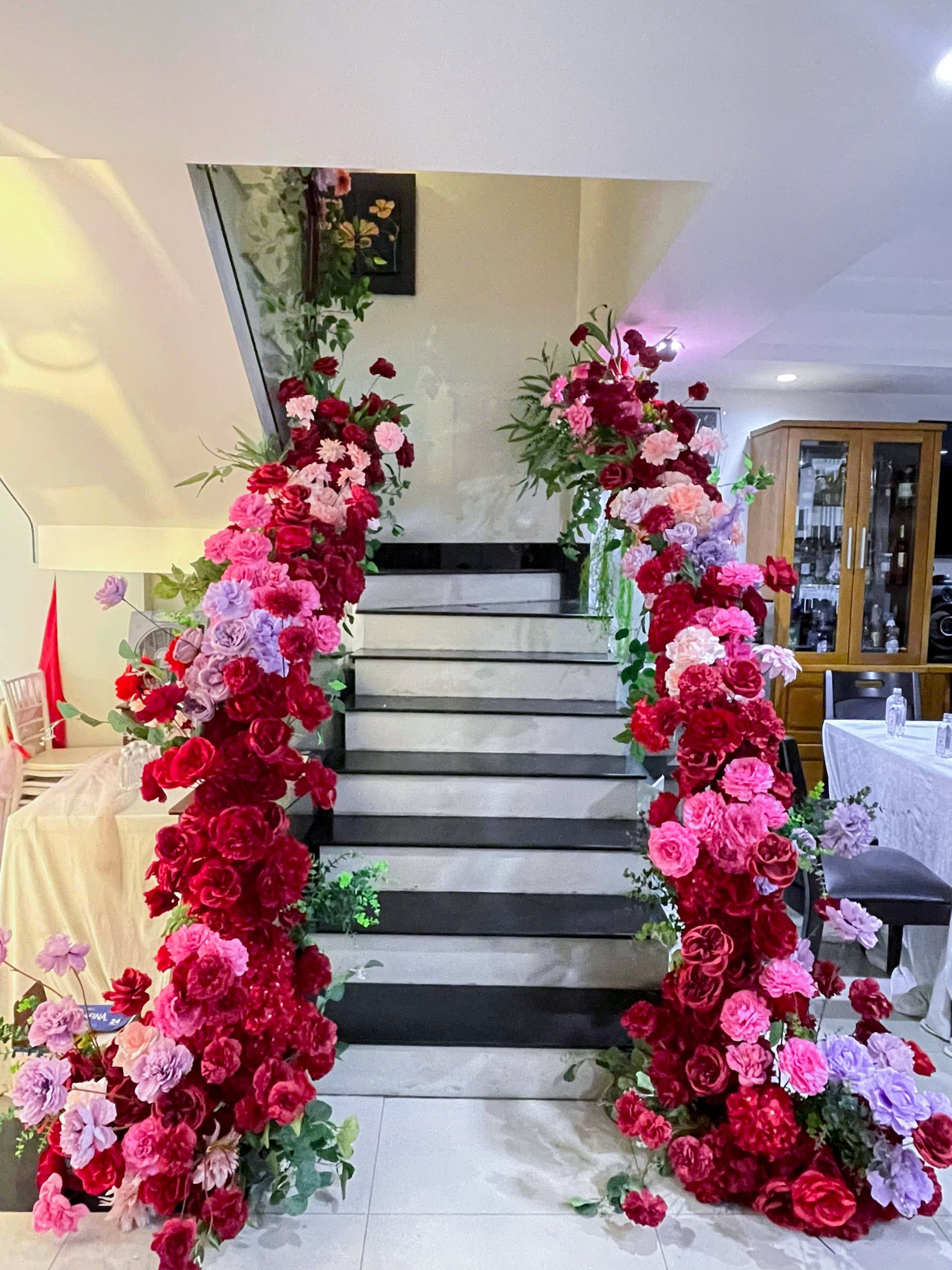 Trang trí gia tiên tone hồng đỏ