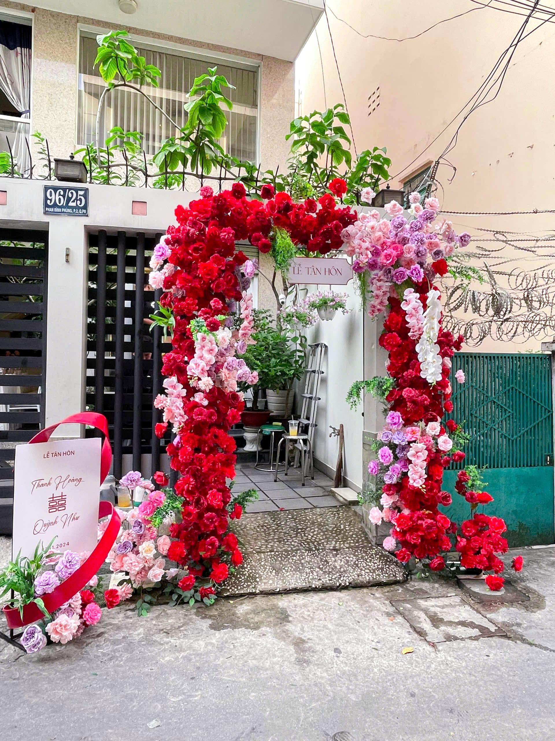 Trang trí gia tiên tone hồng đỏ