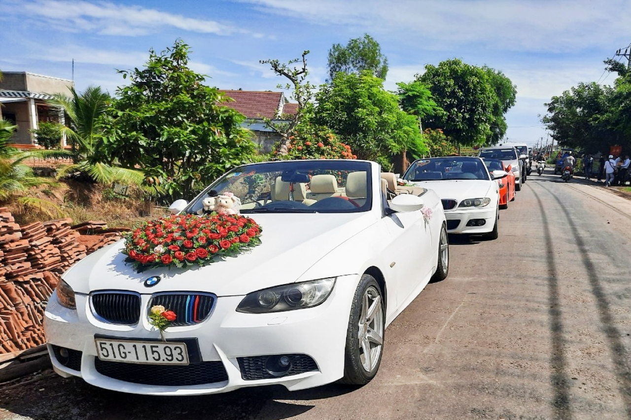 THUÊ XE HOA MUI TRẦN - BMW 335i