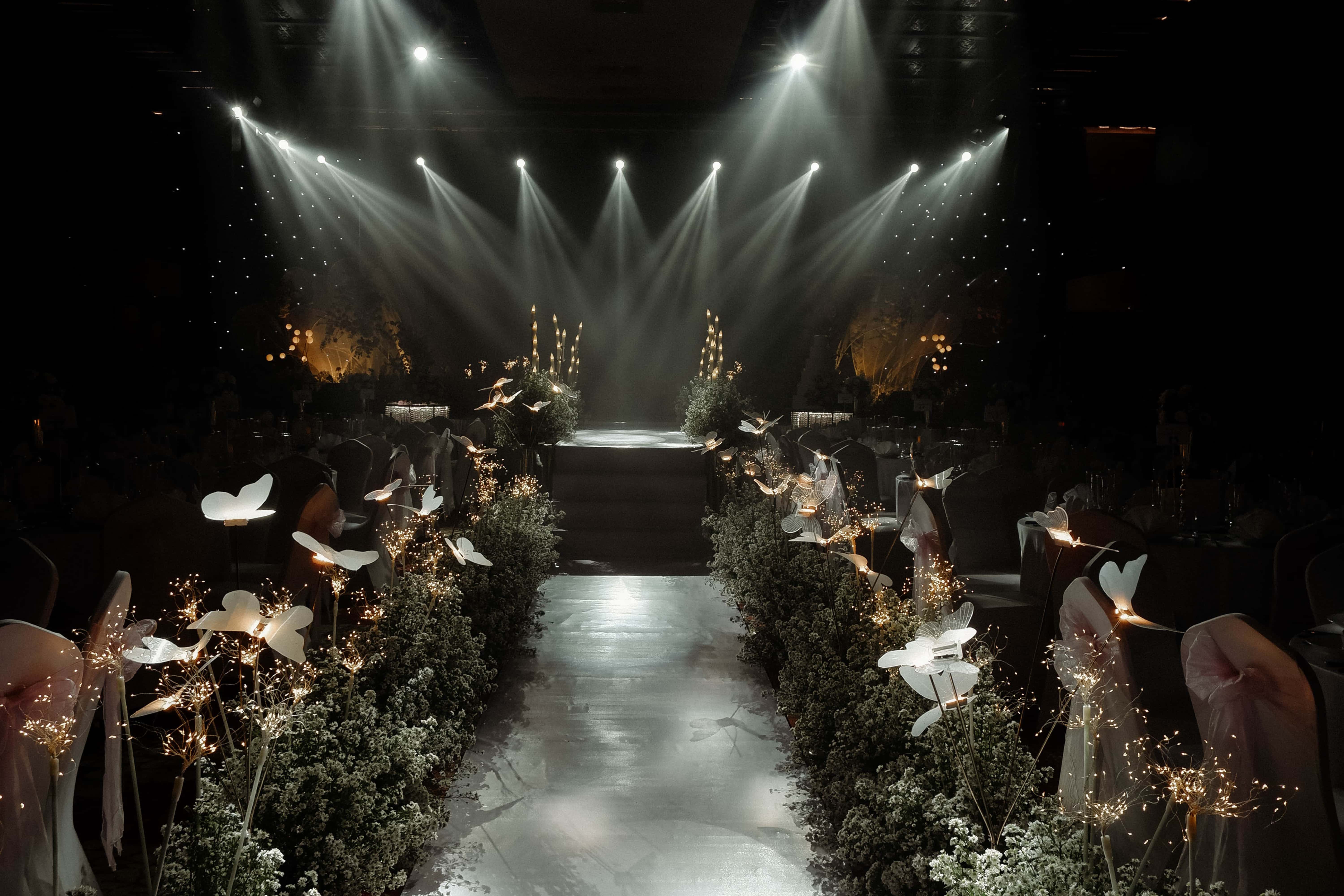 lối đi sân khấu bằng hoa thạch thảo