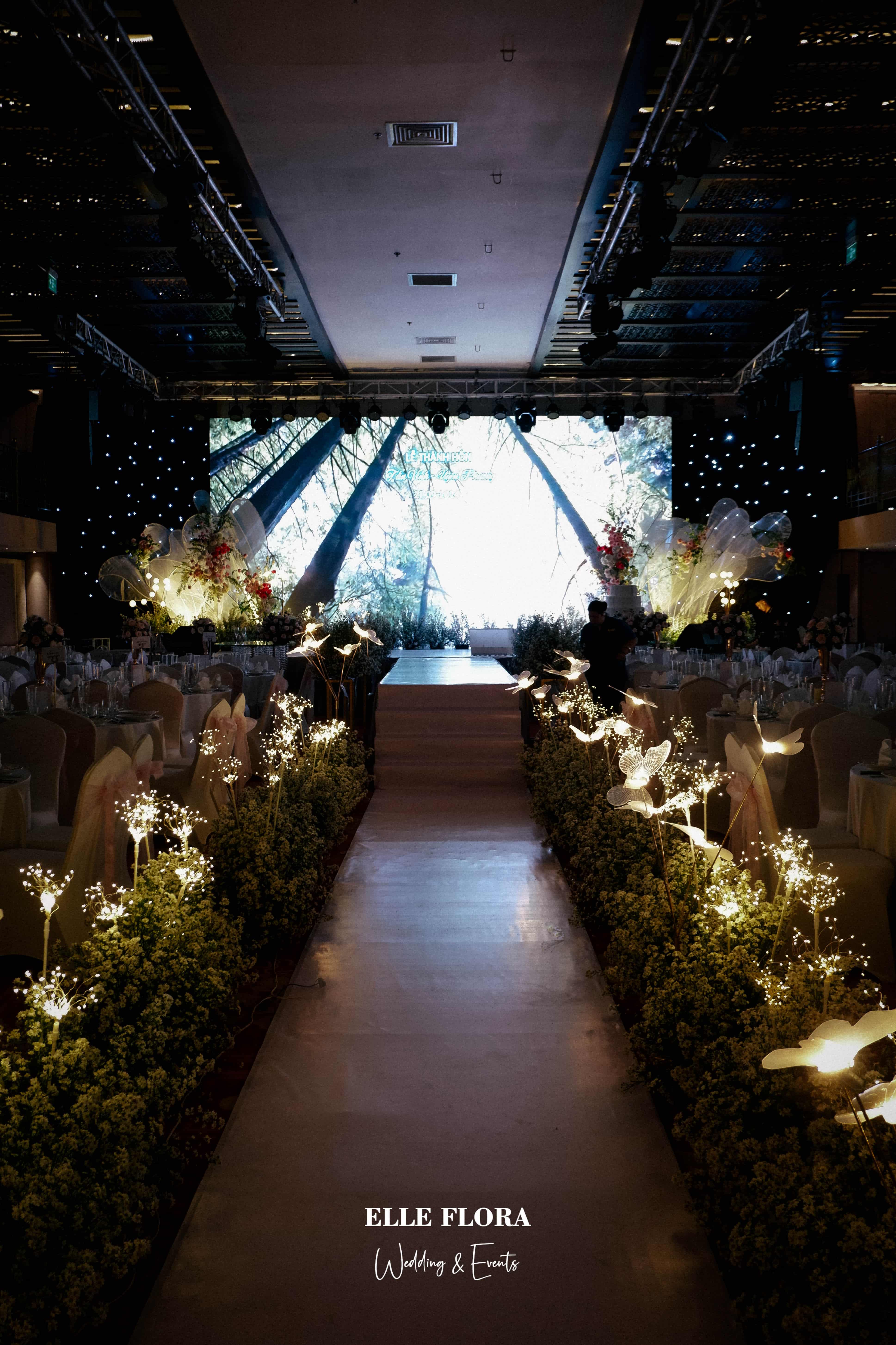 lối đi sân khấu bằng hoa thạch thảo