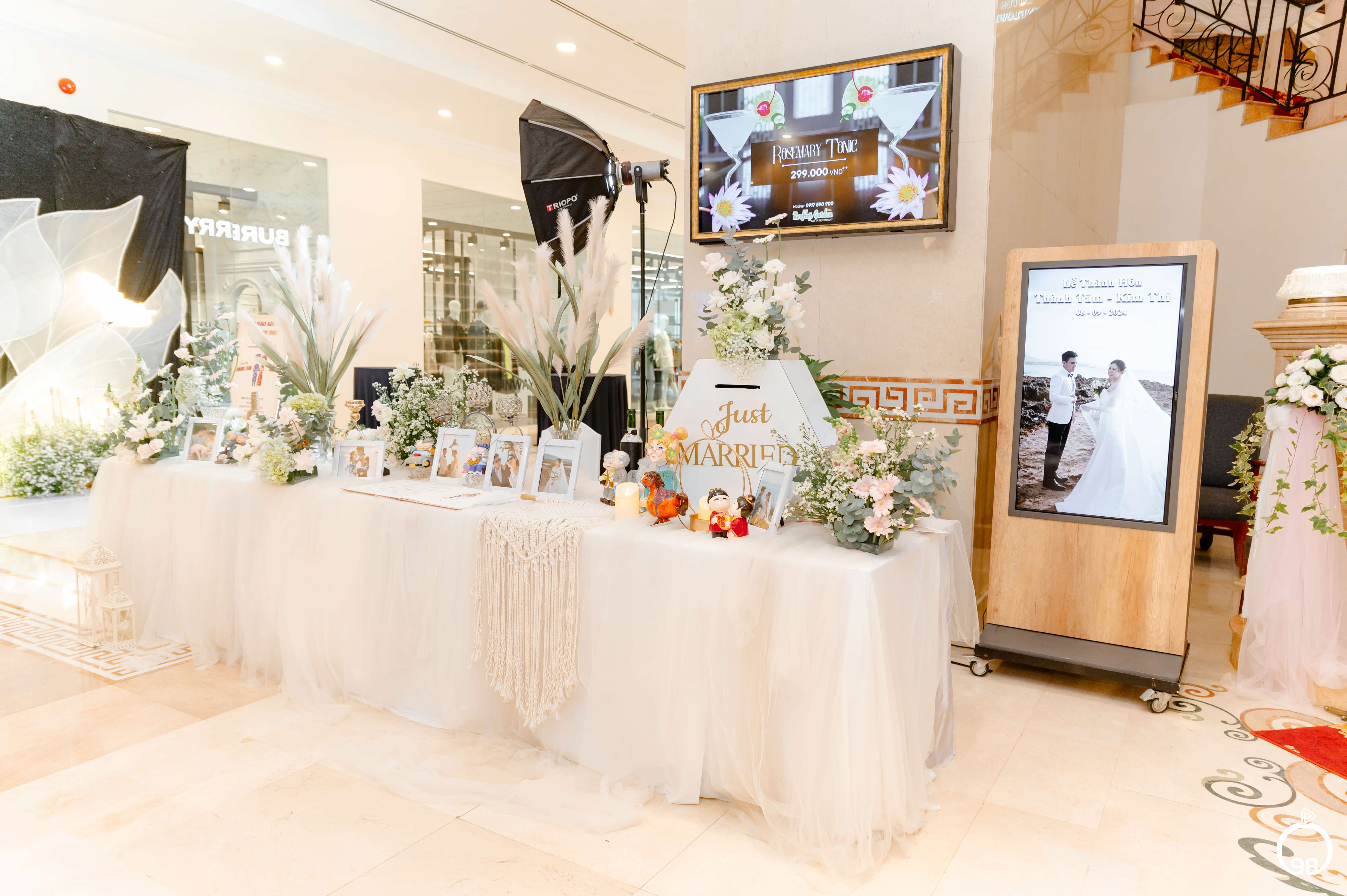 BÀN GALLERY ĐÁM CƯỚI