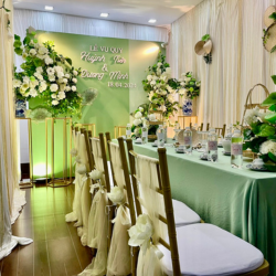 trang trí gia tien tone trắng xanh lá 