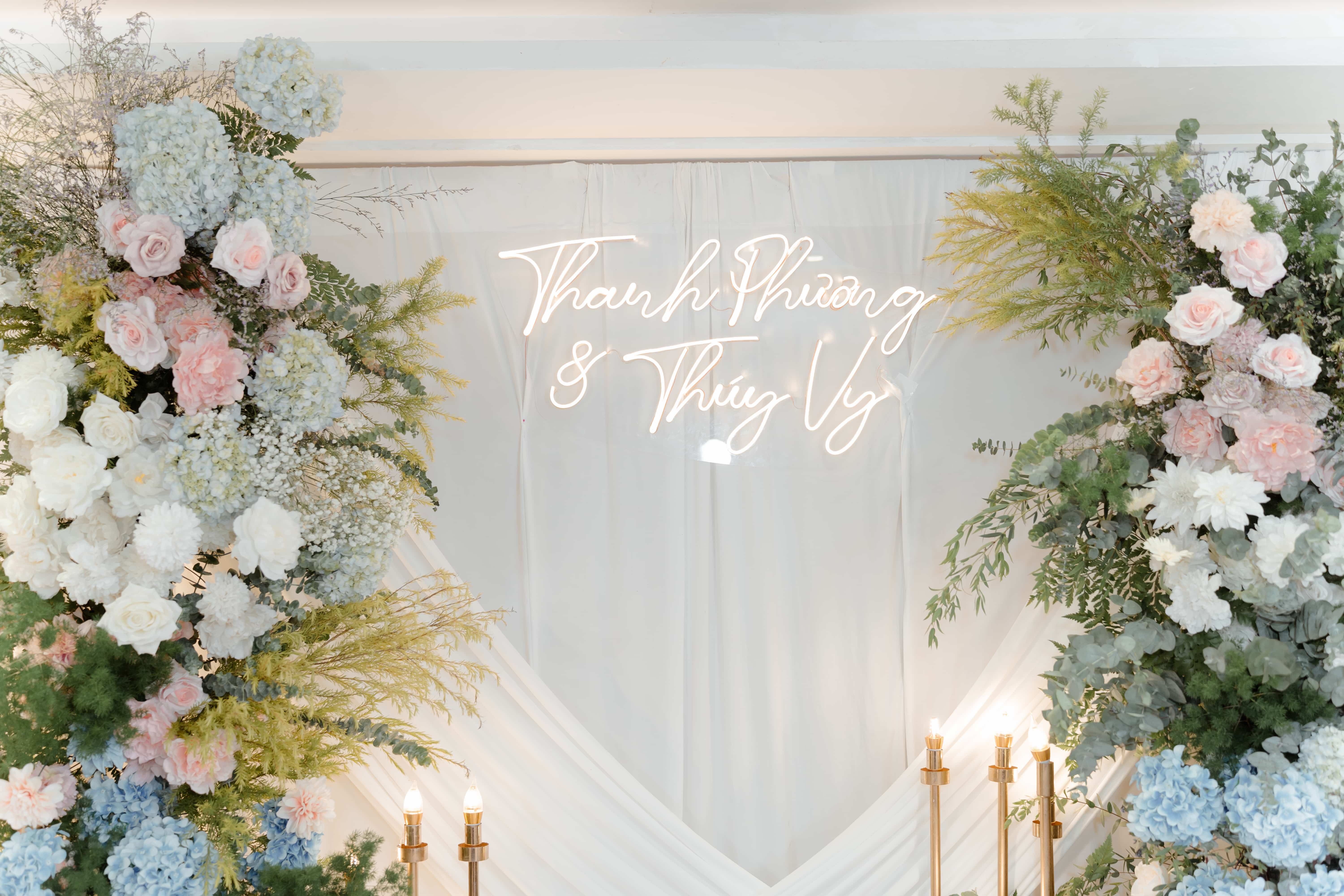 BACKDROP CHỤP HÌNH - 2 TRỤ BẤT ĐỐI XỨNG