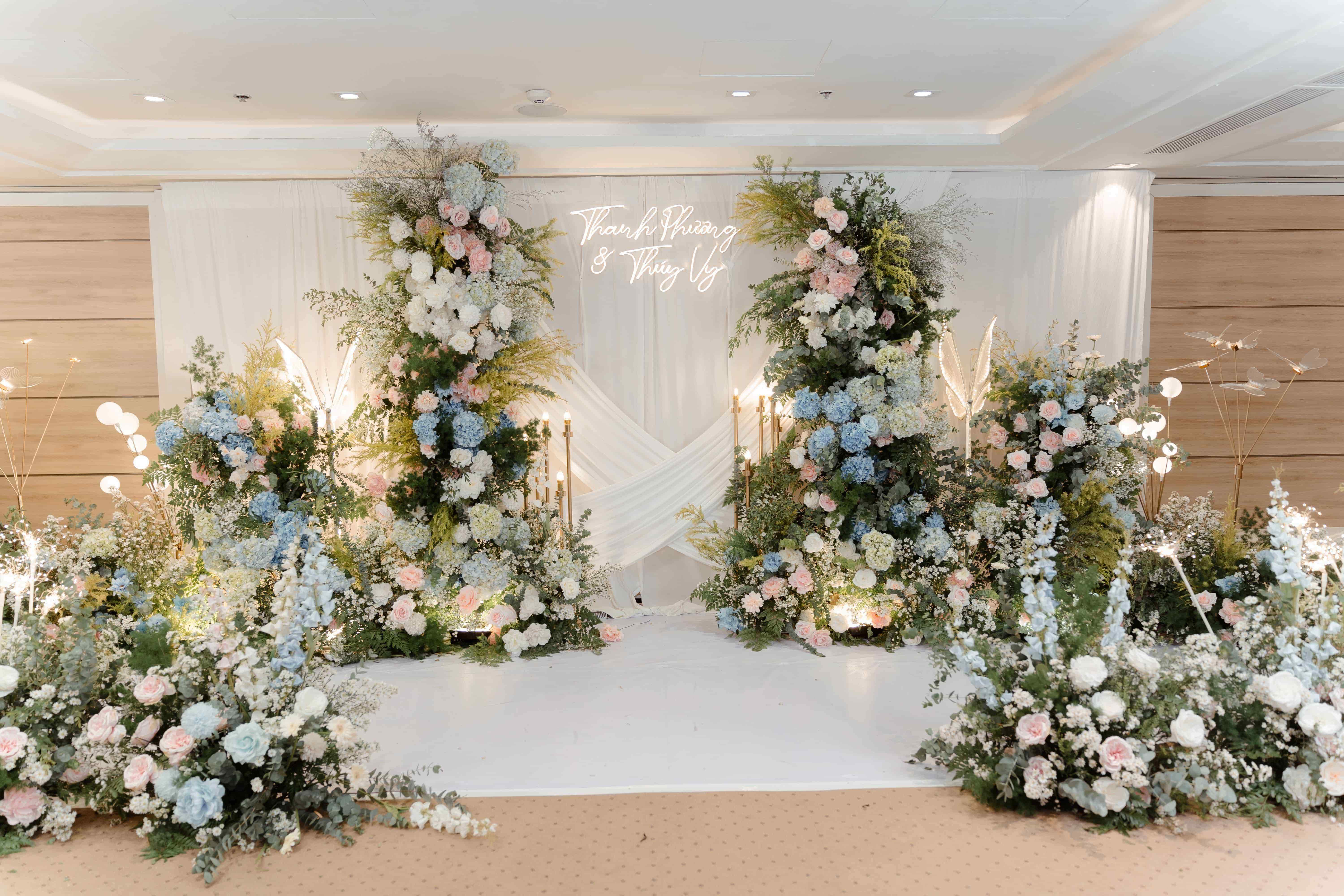 BACKDROP CHỤP HÌNH - 2 TRỤ BẤT ĐỐI XỨNG