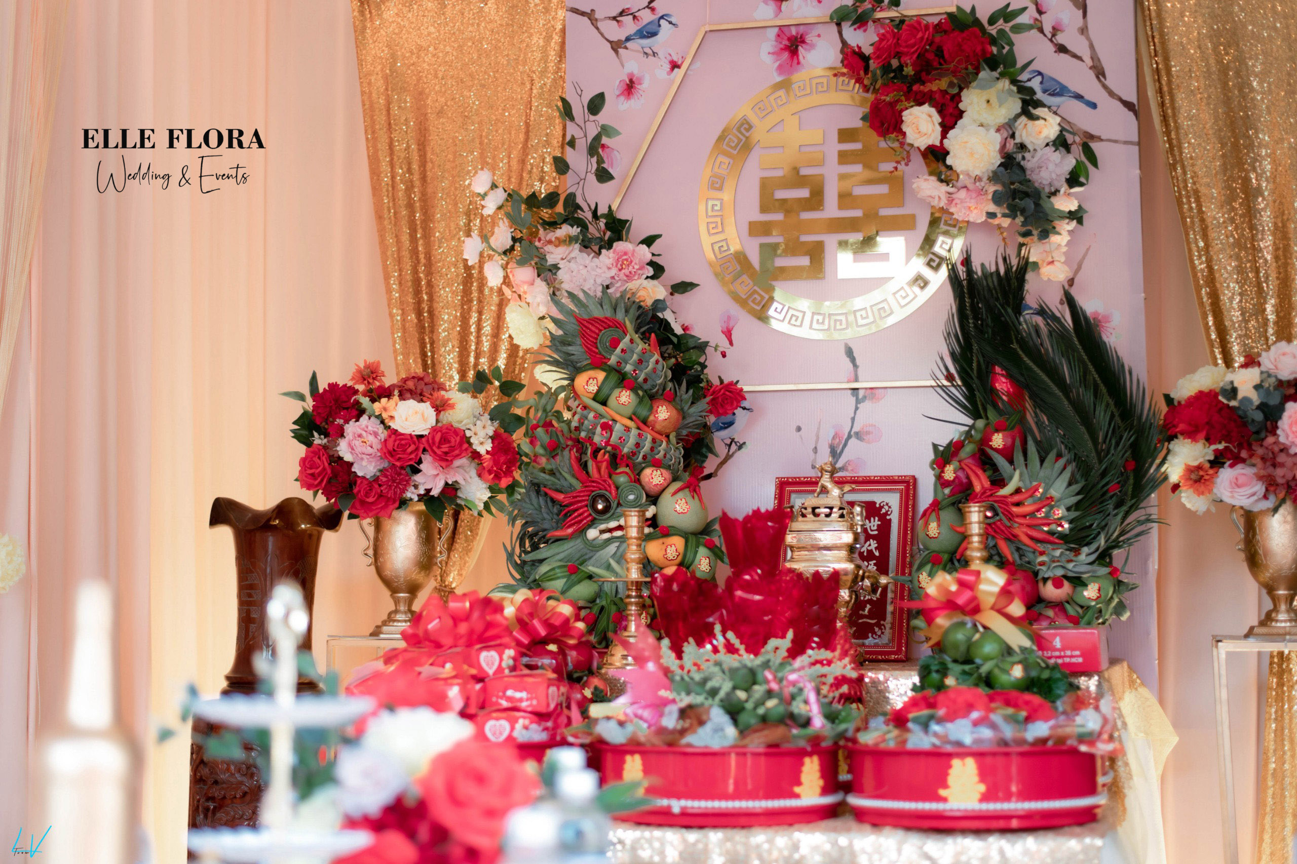 Bàn để mâm quả gói trang trí gia tiên tone đỏ nhẹ