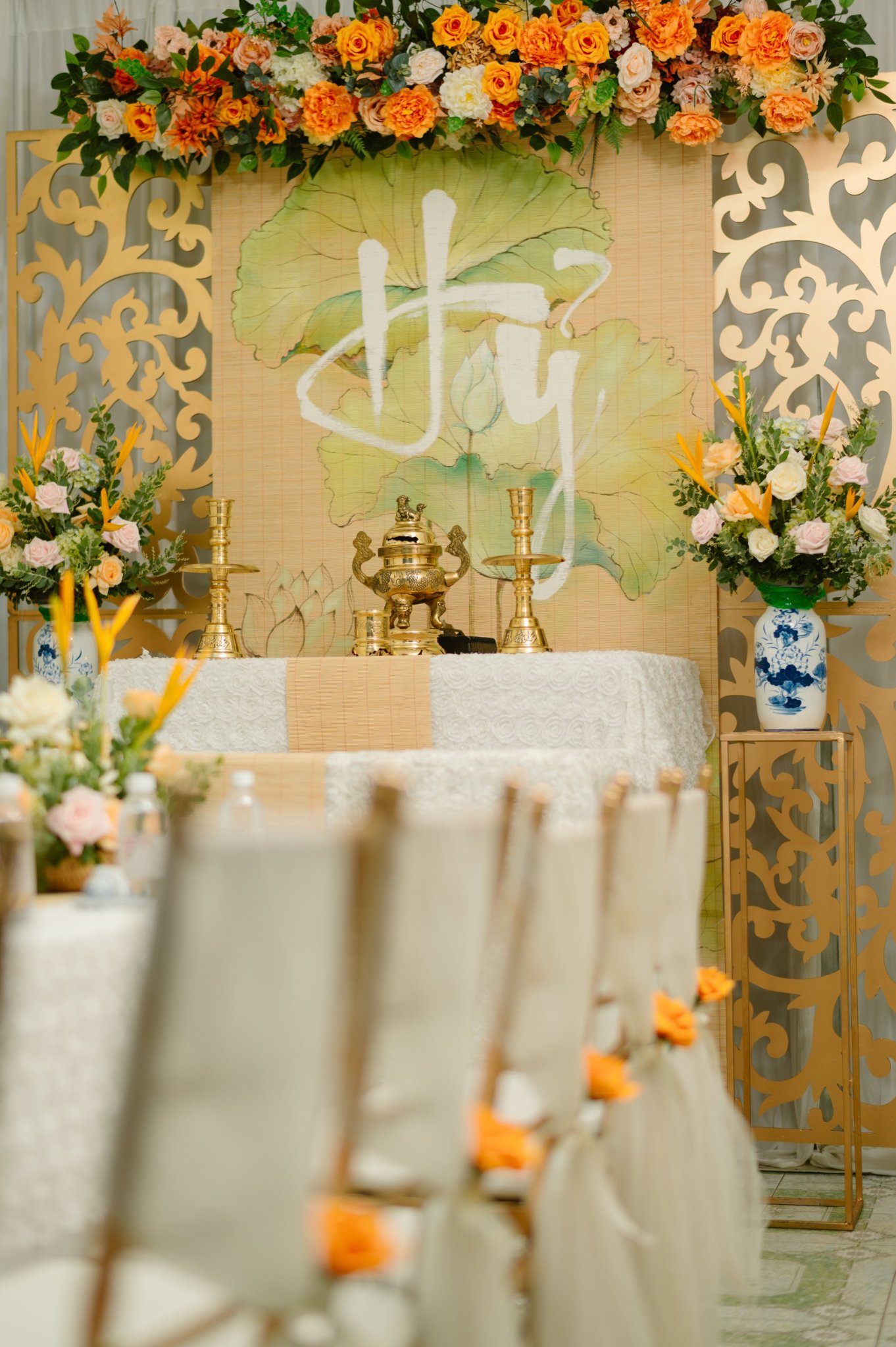 Backdrop  trang trí gia tiên cơ bản hoa lụa tone cam