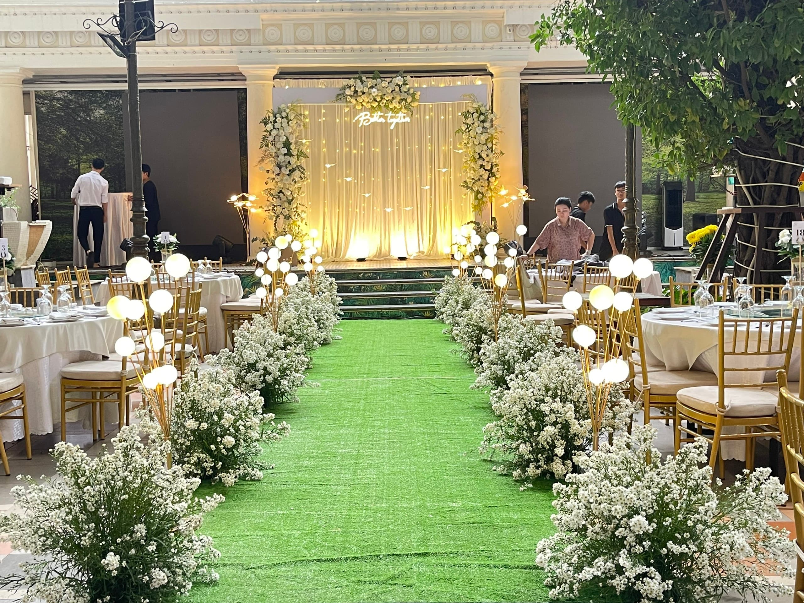 LỐI ĐI SÂN KHẤU  ĐÁM CƯỚI