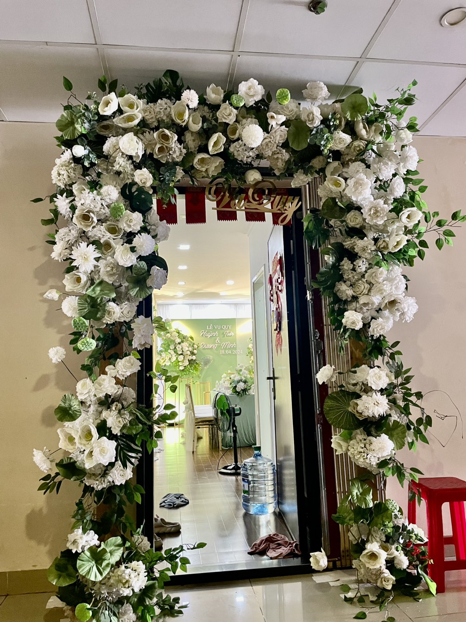 trang trí gia tien tone trắng xanh lá 