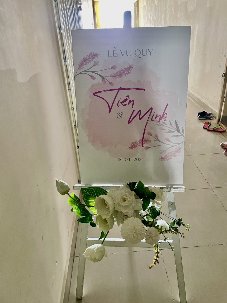 trang trí gia tien tone trắng xanh lá 