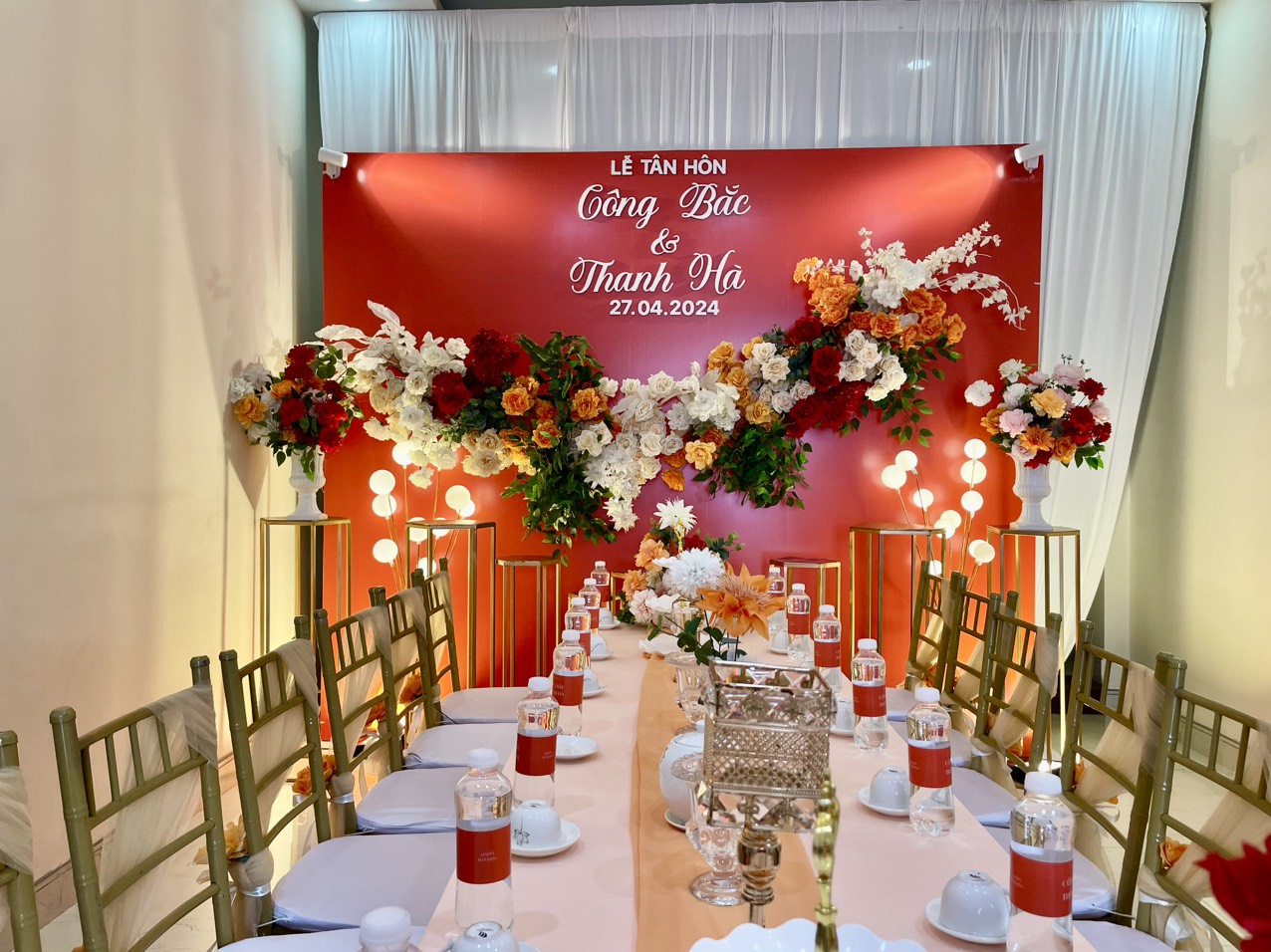 Trang trí gia tiên tone đỏ cam