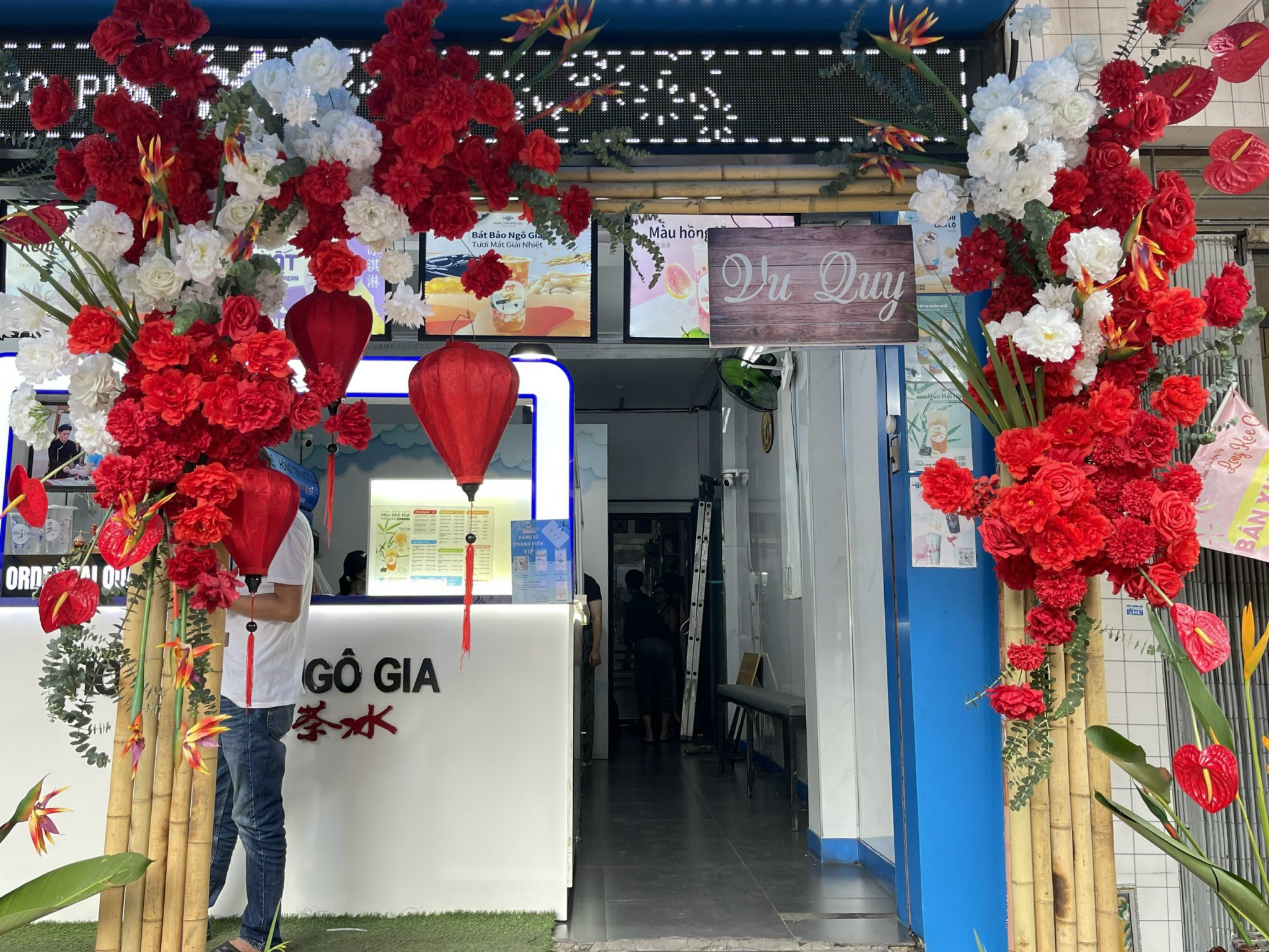 Trang trí gia tiên tone đỏ vàng cam