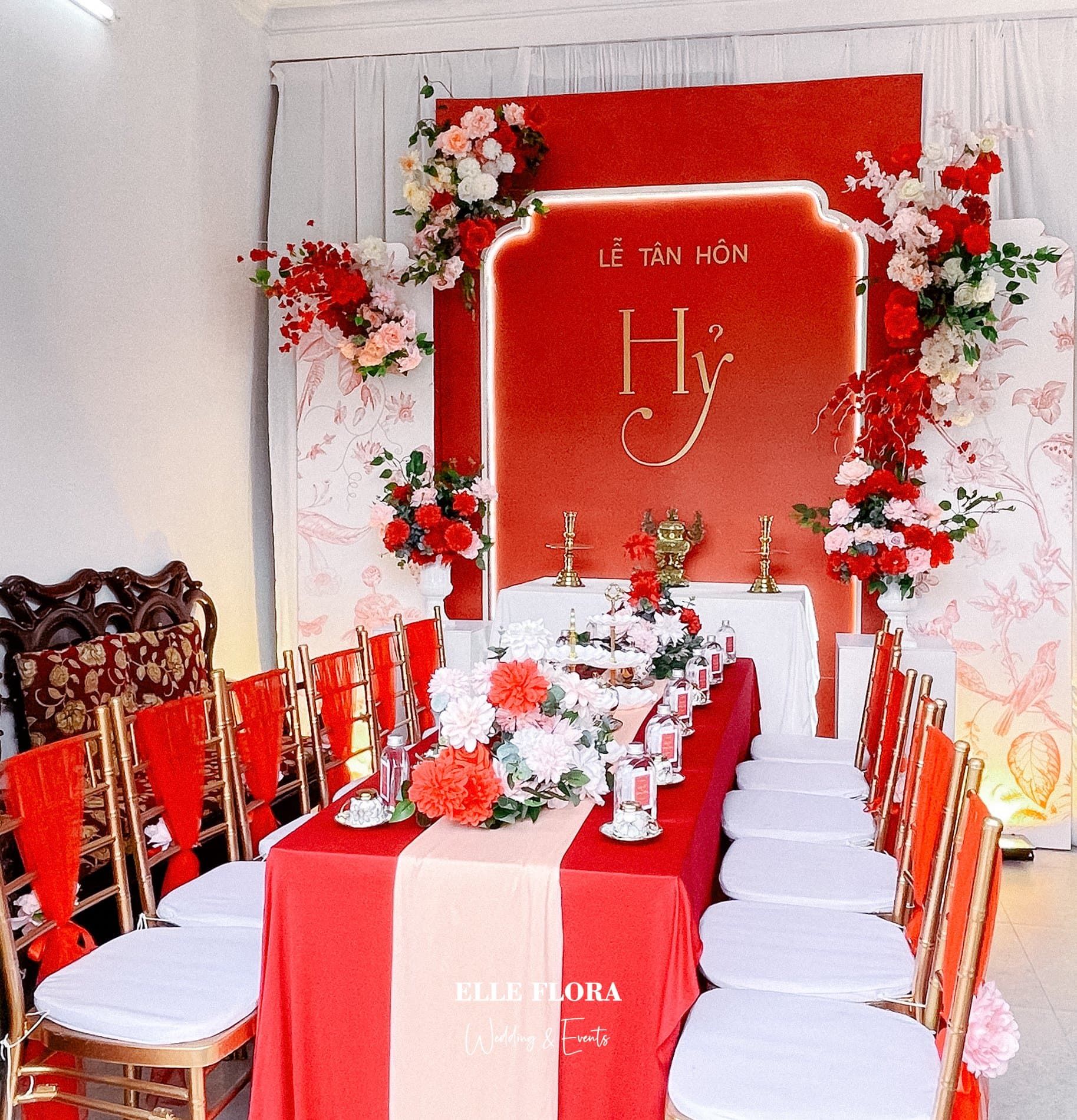 Trang trí gia tiên tone đỏ