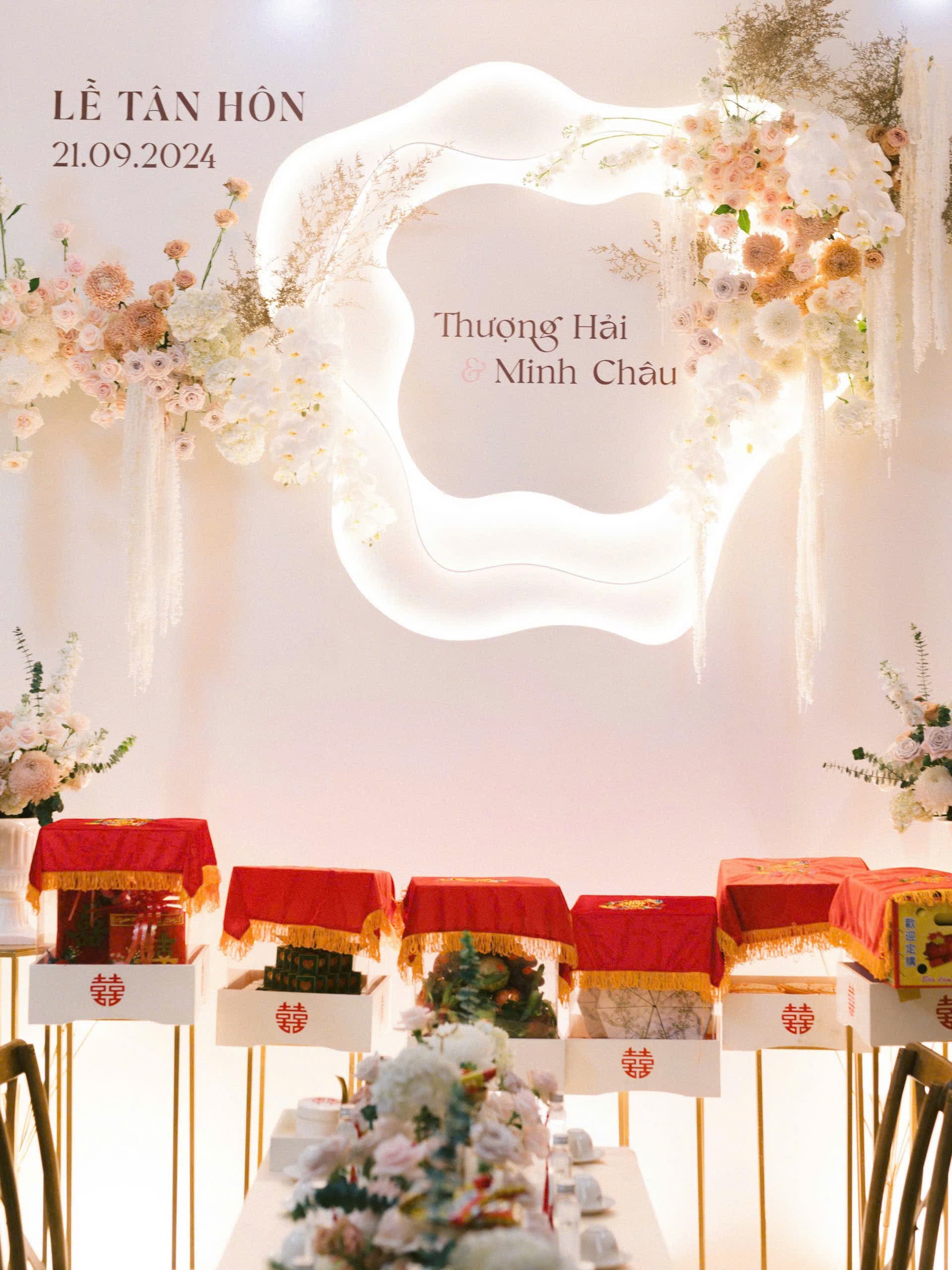 Trang trí gia tiên tone trắng