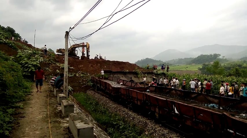 Sạt lở núi kinh hoàng trong đêm, nhiều toa tàu bị vùi lấp