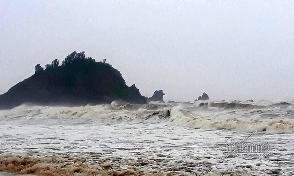Bão số 10 đổ bộ Nghệ An-Quảng Trị, gió giật cấp 12 ở Formosa