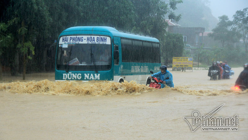 Trăm xe lặn ngụp giữa biển nước lũ Hòa Bình